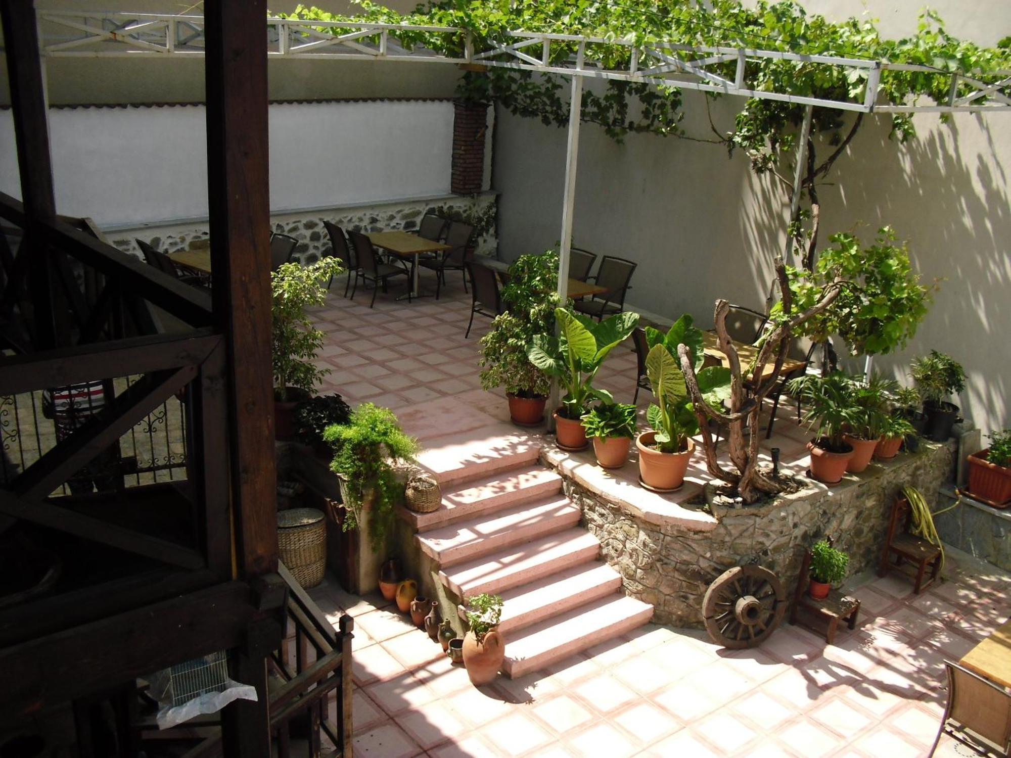 Guest House Bujtina Leon Korce Exterior foto