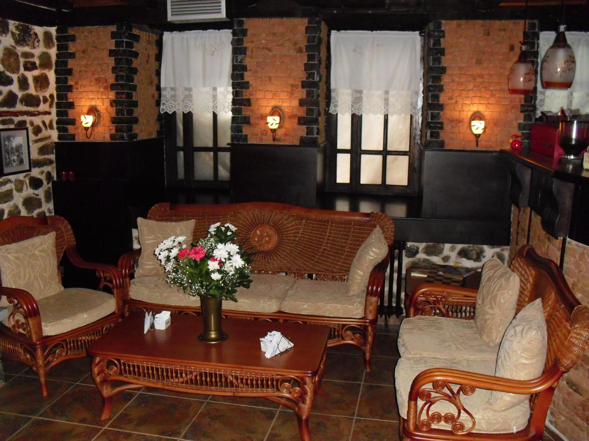 Guest House Bujtina Leon Korce Exterior foto