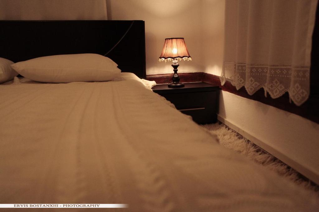 Guest House Bujtina Leon Korce Zimmer foto